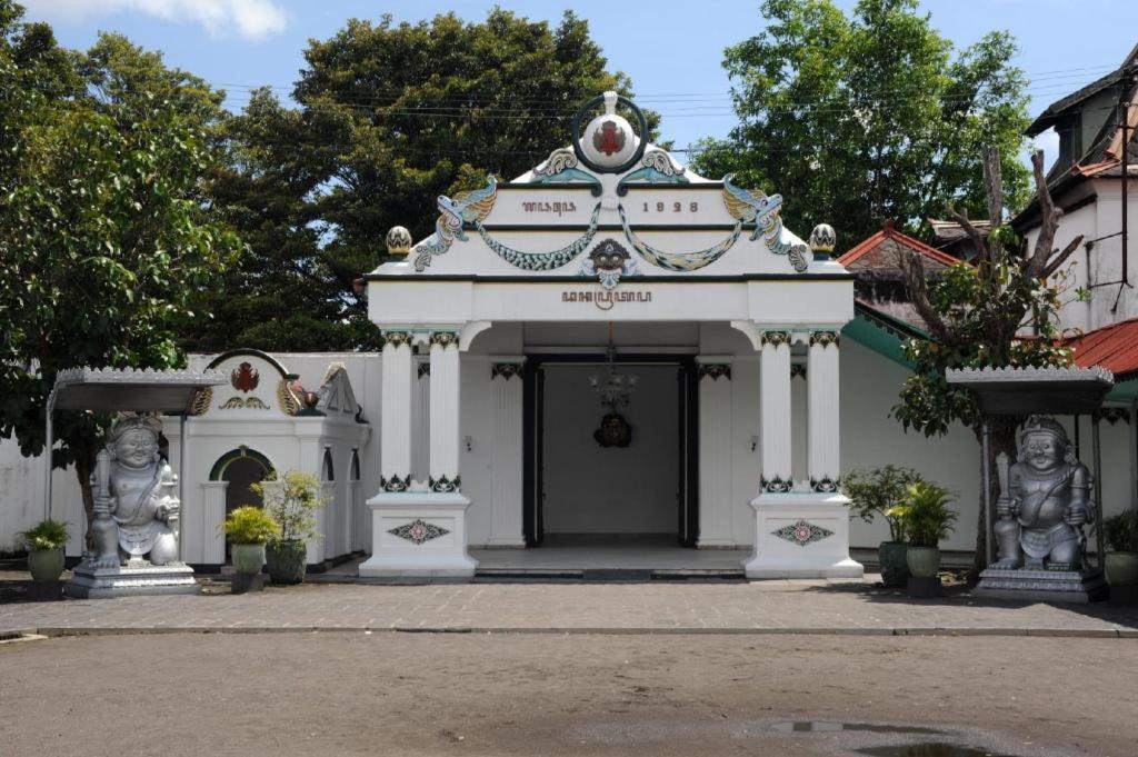 Oyo 3267 Omah Suryo Hotel Джокякарта Екстериор снимка
